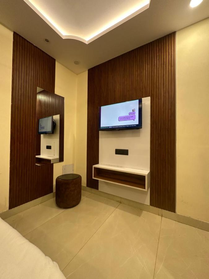 Hotel Mahalaxmi Deluxe Nueva Delhi Exterior foto