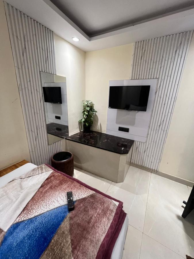 Hotel Mahalaxmi Deluxe Nueva Delhi Exterior foto